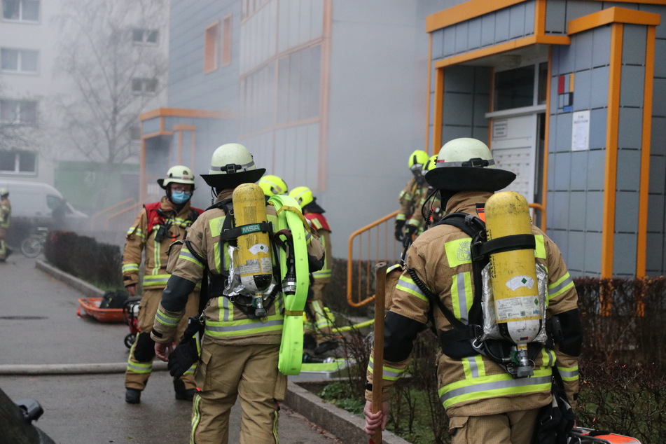 In einem Hochhaus im Berliner Stadtteil Neu-Hohenschönhausen ist an Heiligabend ein Feuer ausgebrochen.