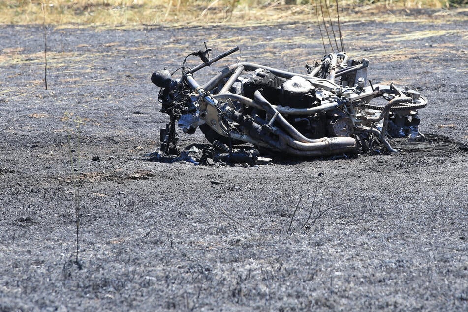Motorradfahrer stirbt nach Frontal-Crash - und setzt Feld in Brand