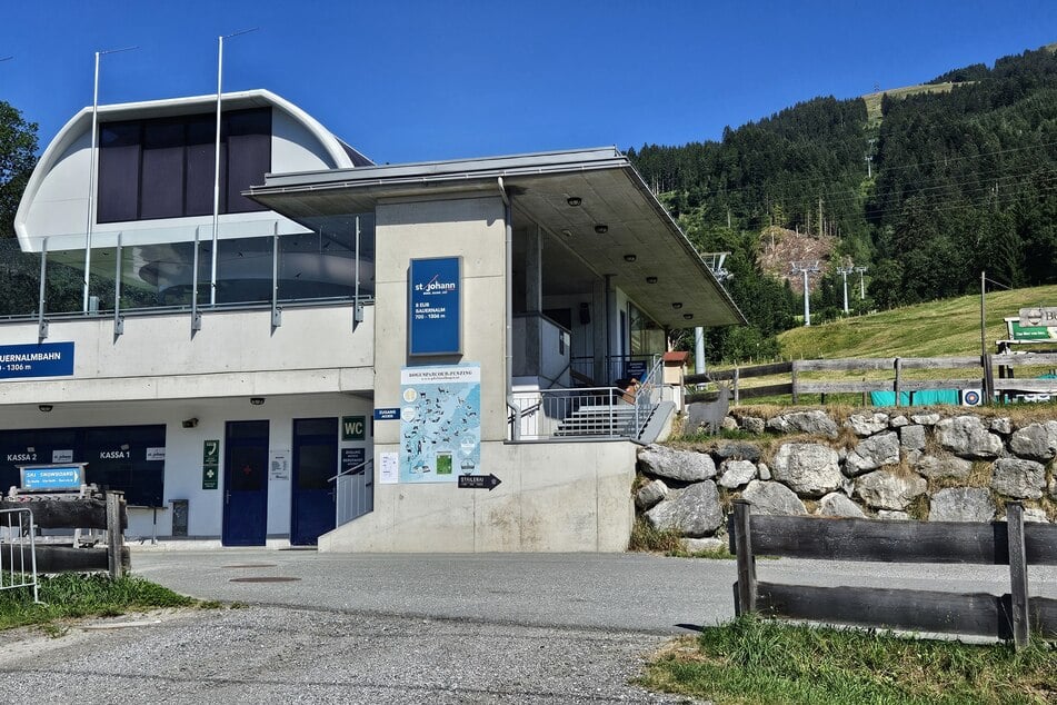 Direkt nebenan führt eine Gondelstation auf eine Alm.