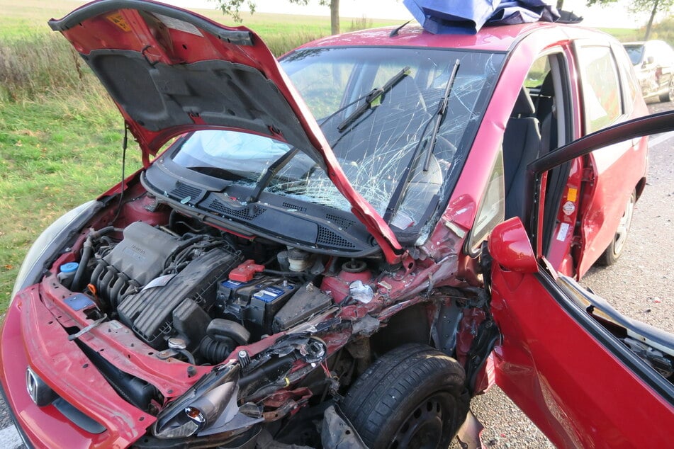 Crash auf Autobahnzubringer im Landkreis Zwickau: Honda völlig zerstört