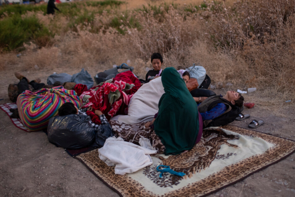 Viele Flüchtlinge müssen auf Lesbos unter freiem Himmel schlafen. Ein Arzt fordert nun die Aufnahme von Risikopatienten in Deutschland.