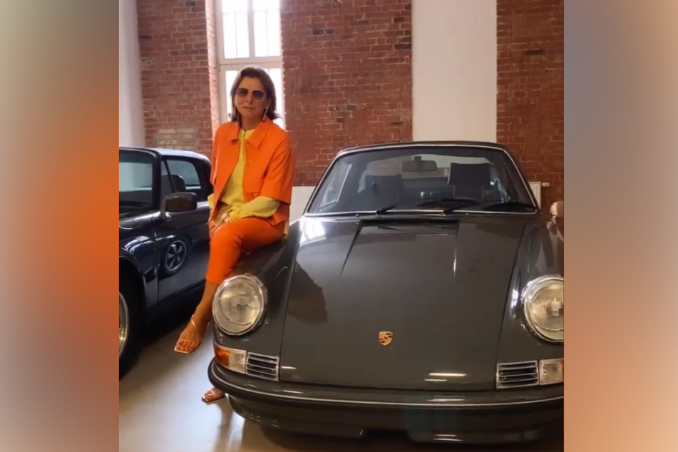 Claudia Obert (59) posiert mit einem Porsche und macht den Männern ein unmoralisches Angebot.