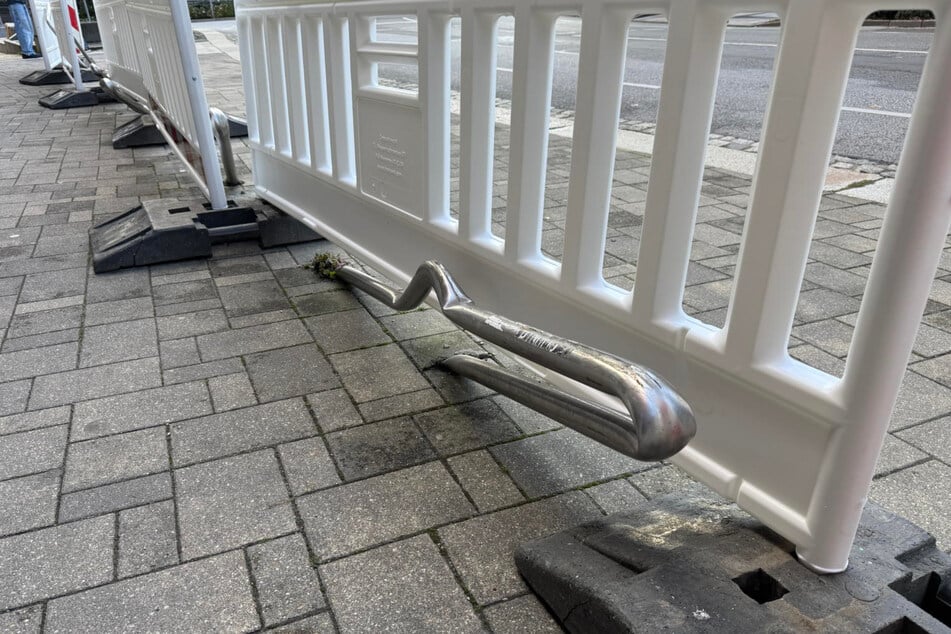 Ein 19-Jähriger hat mit seinem VW Polo mehrere Fahrradständer am Kornmarkt in Bautzen beschädigt.