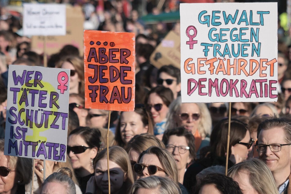 Mit Schildern solidarisieren sich die Demonstranten.