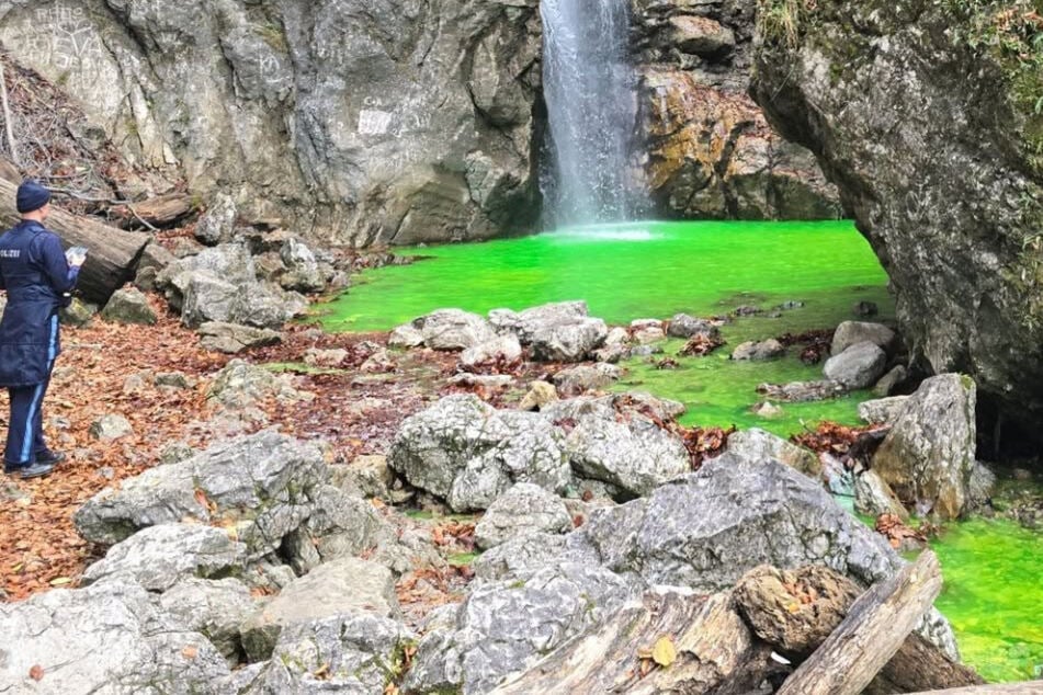 Grelles Rätsel sorgt für Aufregung: Bergbach leuchtet neongrün