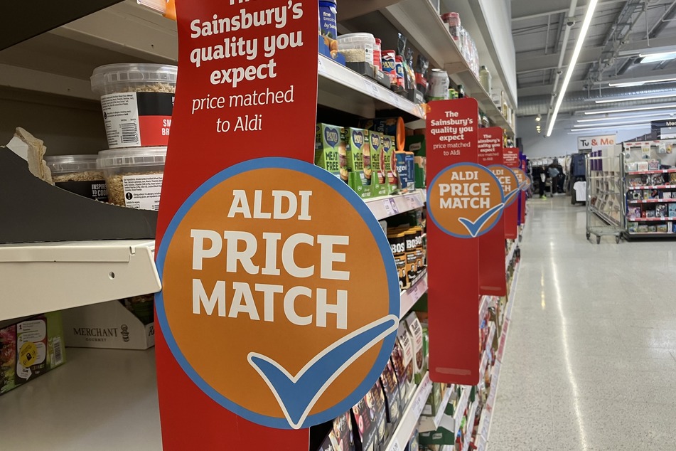 Genauso günstig wie der deutsche Discounter Aldi: Die britische Supermarkt-Kette Sainsbury's gleicht die Preise an, um seine Kunden zu halten.
