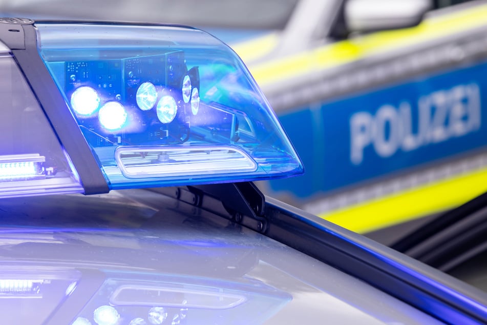 Die Polizei ermittelt und sucht nach dem Radfahrer. (Symbolbild)