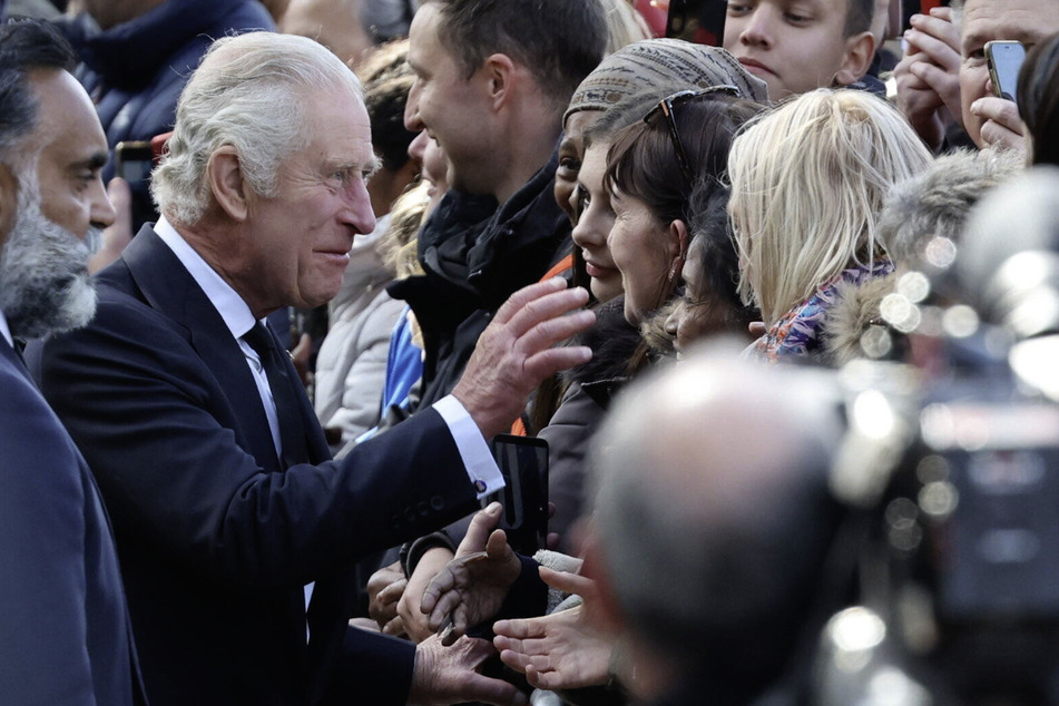 König Charles (73) begrüßte die wartenden Menschen.