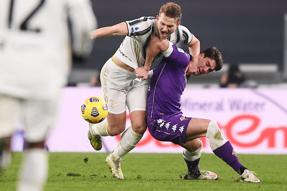 Florenz-Angreifer Dusan Vlahovic (21, r.) im Zweikampf gegen Juventus-Verteidiger Matthijs de Ligt (22). Der Serbe weiß seinen Körper einzusetzen.