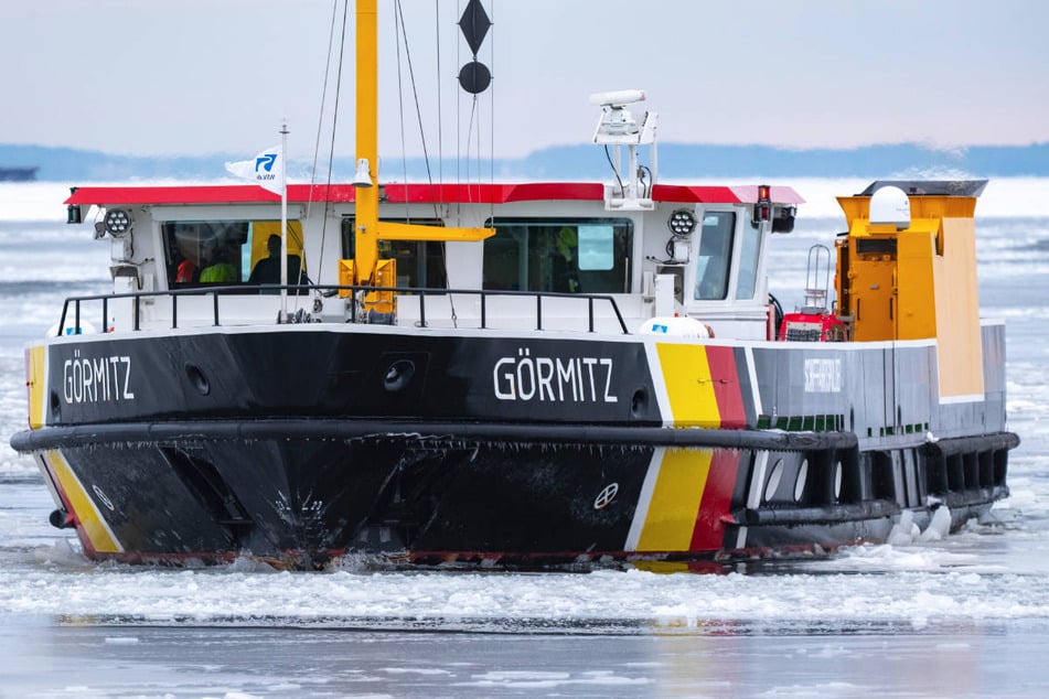 Der Eisbrecher "Görmitz" sollte die Fähre eigentlich am Montag nach Hiddensee überführen.