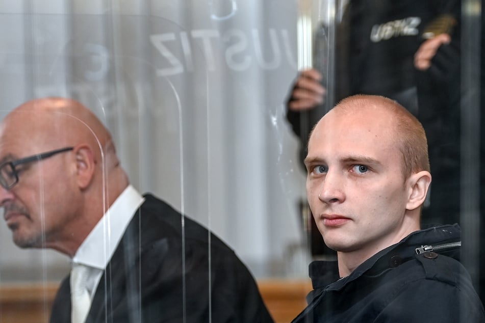 Der angeklagte Stephan Balliet (28, r.) neben seinem Verteidiger Hans-Dieter Weber im Landgericht.