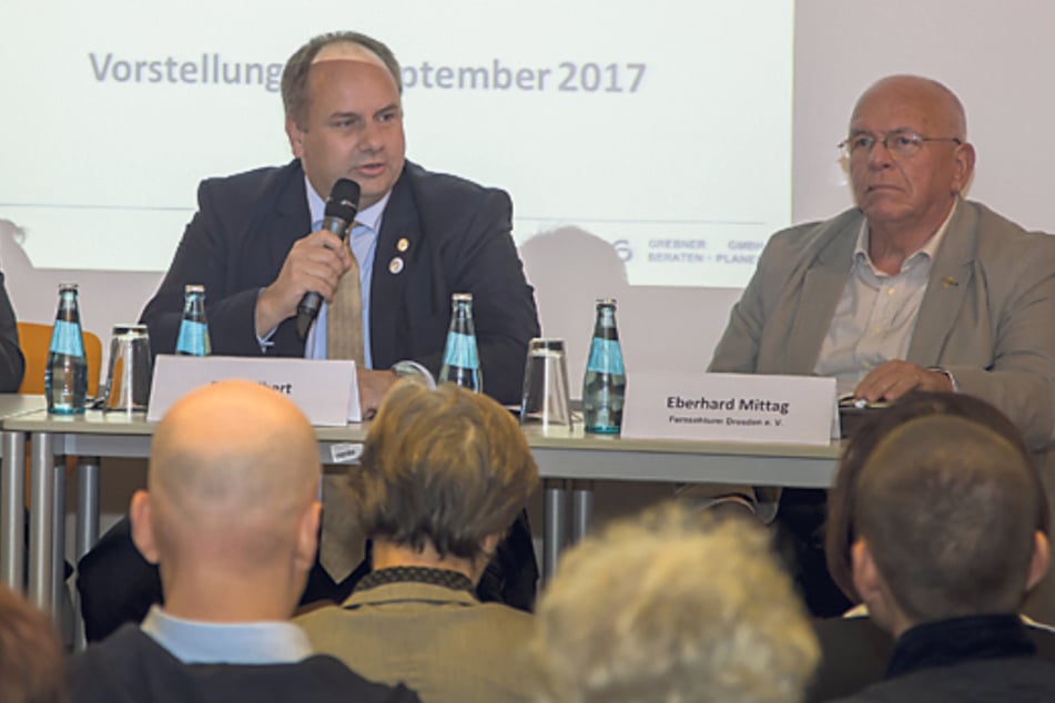 Eberhard Mittag (l.) mit OB Dirk Hilbert (50, FDP, M.) 2017 bei der Präsentation der Fernsehturm-Machbarkeitsstudie in einer Bürgerversammlung.