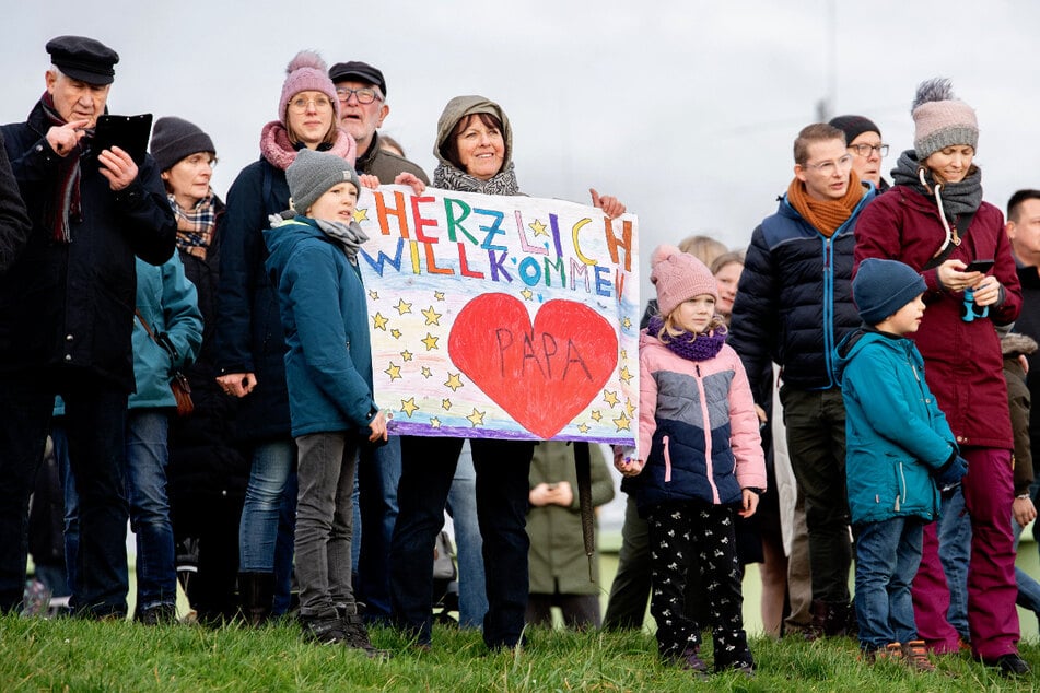 Die Besatzungsmitglieder wurden von ihren Familien sehnsüchtig erwartet.