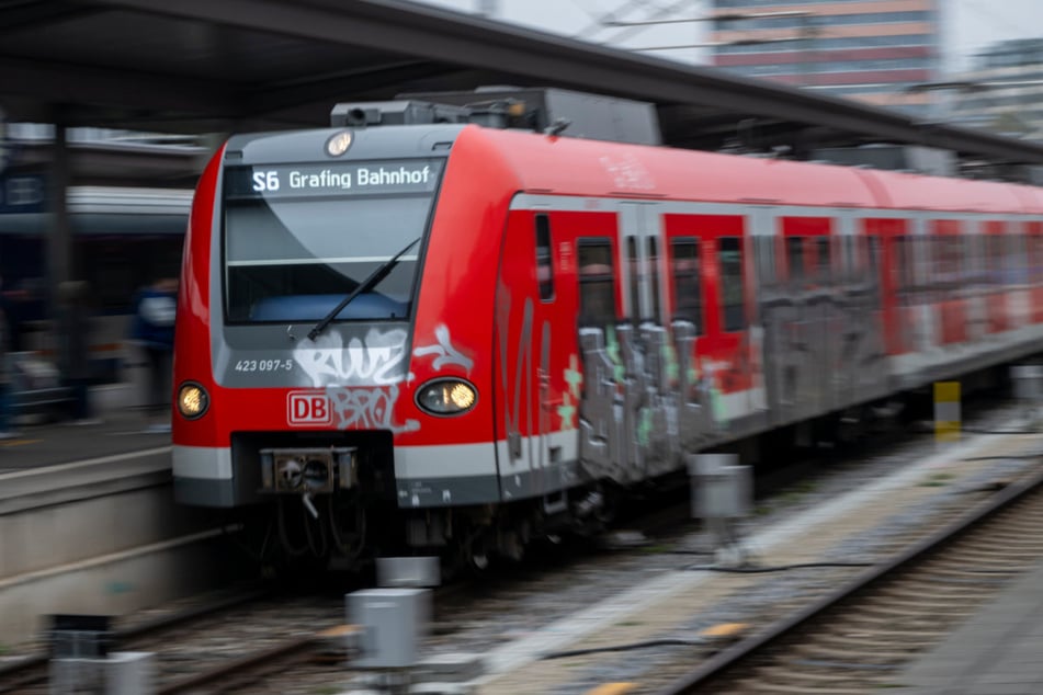 München ohne Bahnverbindungen? Undenkbar. Zwischen München und Holzkirchen sollen die Züge in wenigen Tagen wieder fahren. (Symbolbild)