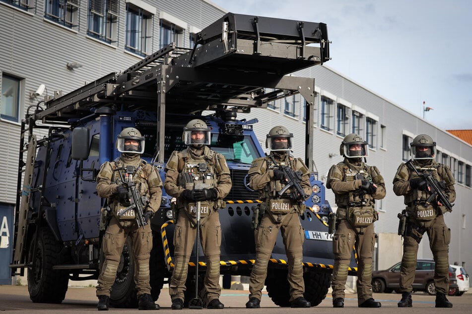 Das SEK inklusive Sonderfahrzeug "Survivor" musste am Sonntag nach Hettstedt ausrücken. (Symbolfoto)
