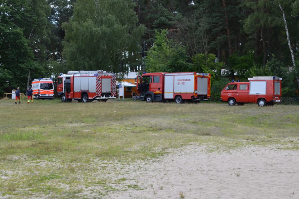 Feuerwehr und Rettungsdienst rückten mit mehreren Fahrzeugen an.