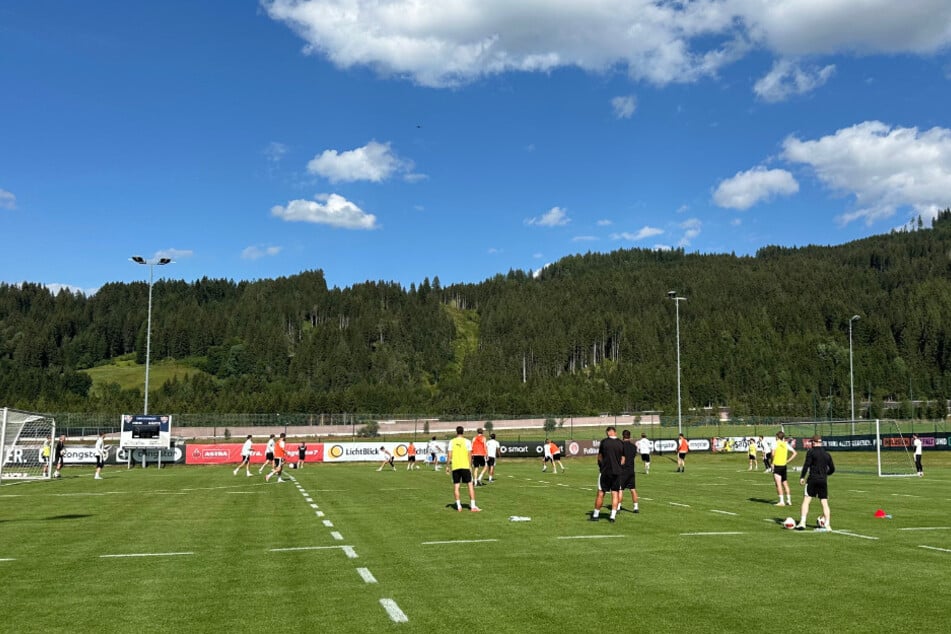 Marcel Rapp ließ seine Mannschaft bei der zweiten Einheit des Tages im Wechsel ein Spiel auf dem Kleinfeld absolvieren.