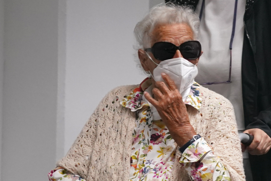 Die 97-jährige Angeklagte Irmgard F. muss sich wegen Beihilfe zum tausendfachen Mord verantworten.