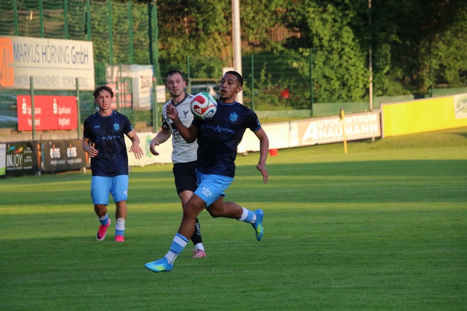 Amadeus Zamora schnürte beim 4:1 in Auerbach einen Doppelpack. Erst am Mittwoch hatte der 19-Jährige seinen Profivertrag beim CFC unterschrieben.