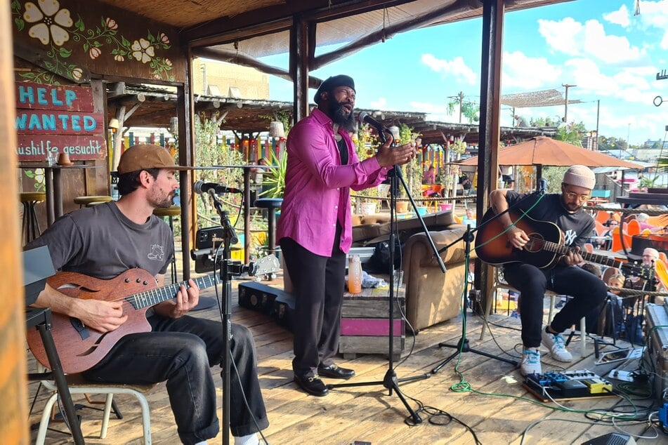 Musikalisch setzt StrandPauli in der Sommersaison auf Live-DJs unter der Woche sowie auf zusätzliche Live-Konzerte an Sonntagen, ermöglicht durch eine eigens neu errichtete Bühne.