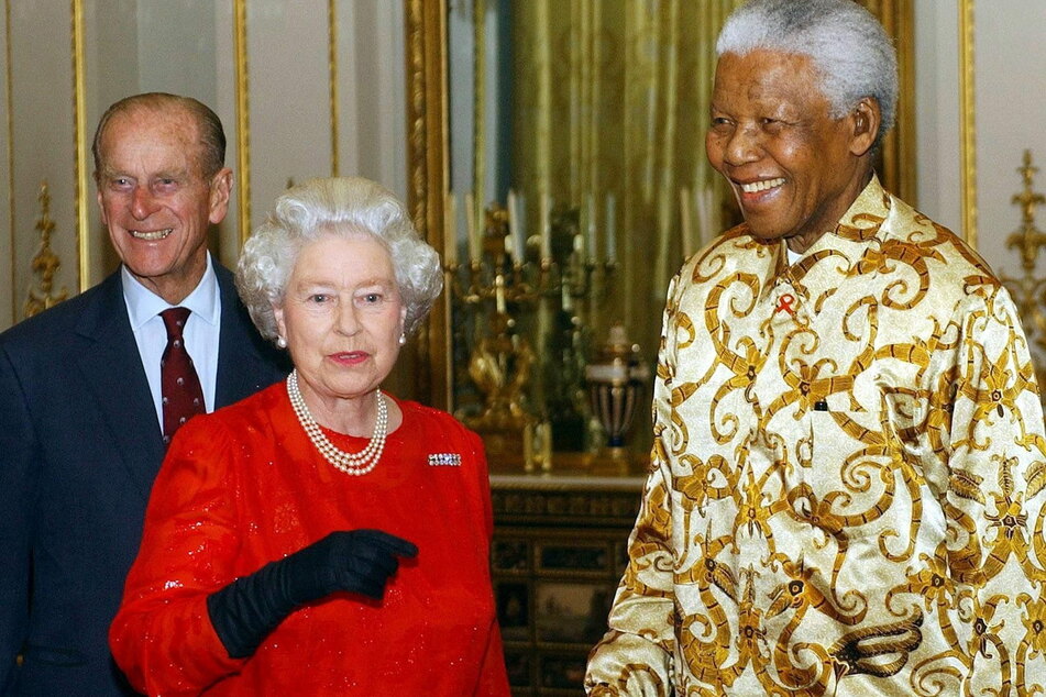 Im Oktober 2003 traf die Monarchin auf Südafrikas ehemaligen Präsidenten, Nelson Mandela (†95). Die beiden verband angeblich eine warmherzige Freundschaft, in der Mandela die Königin sogar mit ihrem Vornamen ansprach.