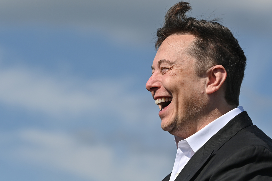 Elon Musk (49) ist auch nach dem Verlust weiterhin stinkreich.