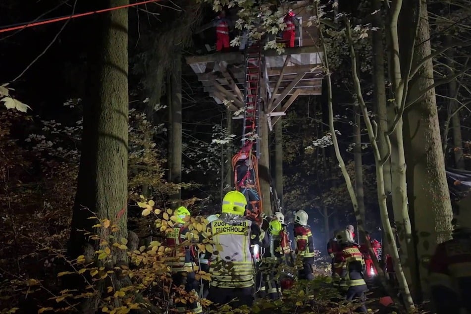 Spektakulärer Feuerwehreinsatz am Donnerstagabend in Sehmatal (Erzgebirge): In einem Baumhaus saß ein betrunkener Mann fest. Die Feuerwehr musste ihn abseilen.