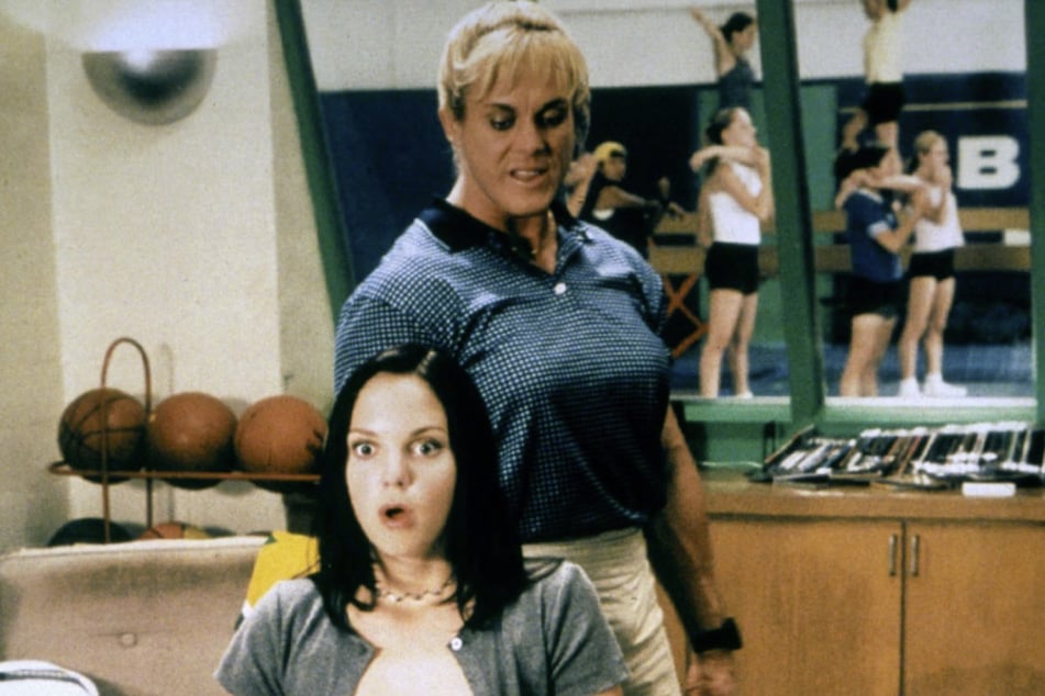 In der im Jahr 2000 erschienenen Horrorkomödie "Scary Movie" spielte Jayne Trcka (†62, hinten) die Rolle der "Miss Mann".