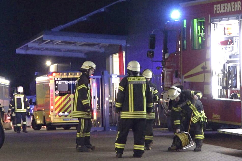Feuerwehr und Rettungskräfte rückten zu dem Betrieb in Ganderkesee an.