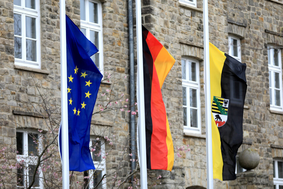 In Sachsen-Anhalt wehen am Donnerstag die Flaggen auf halbmast. (Symbolbild)