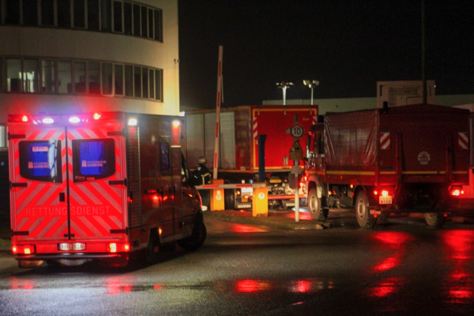 35 Einsatzkräfte eilten zu dem Unfall in der Bredowstraße.