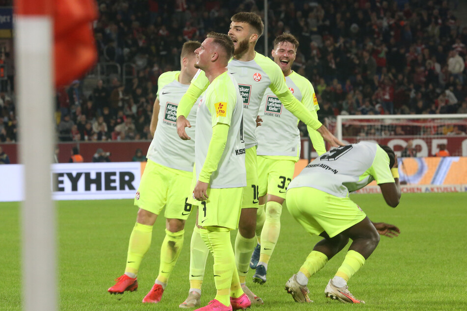 Während die anderen Kaiserslautern-Spieler noch die 3:0-Führung bejubeln, geht Ragnar Ache (35, r.) getroffen zu Boden.