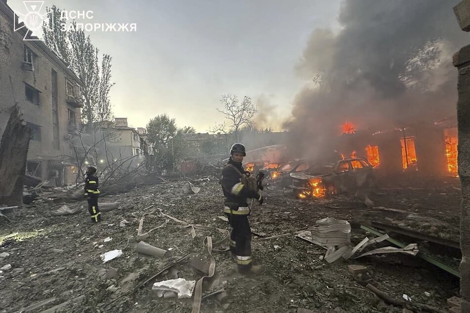 Auf diesem vom ukrainischen Katastrophenschutz zur Verfügung gestellten Foto löschen Feuerwehrleute ein Feuer, nachdem Russland die Stadt in der Nacht zum 29.09. mit Lenkbomben angegriffen hat. (Archivbild)