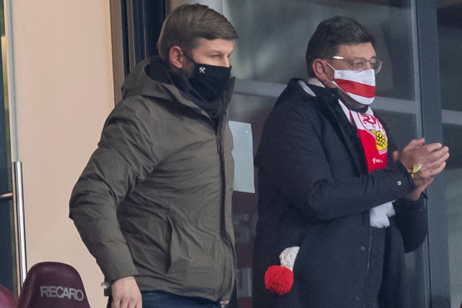 So nah wie auf dem Bild stehen sie sich schon lange nicht mehr: VfB-Vorstandsboss Thomas Hitzlsperger (38) und Claus Vogt (51).