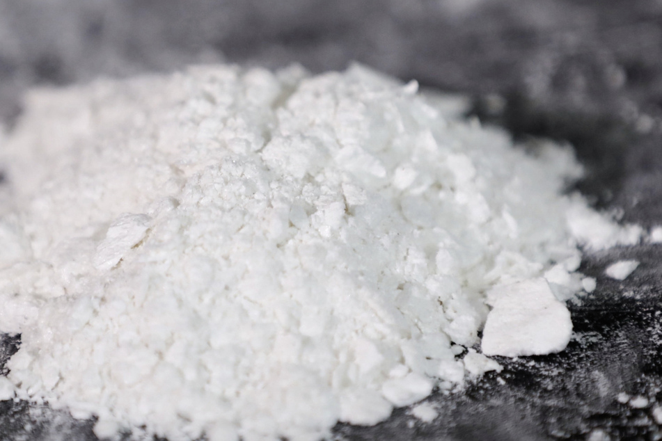 Von der Frau in einem Buch und ihrem Geldbeutel versteckt: eine satte Menge Amphetamine. (Symbolbild)