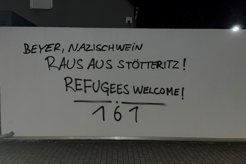Am Montagmorgen prangte ein Schriftzug an der Garagenwand des Stadtrats in Leipzig-Engelsdorf.