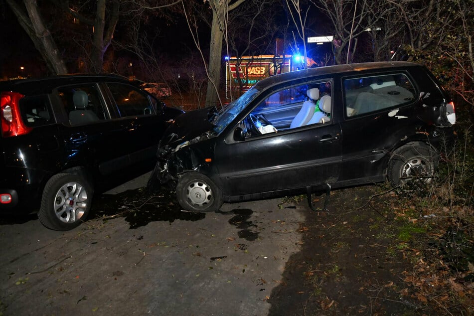 Der schwer verletzte Beifahrer war von Passanten am späten Montagabend in Berlin-Fennpfuhl gefunden worden,