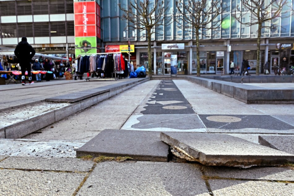 Einige Platten der Brunneneinfassung im Rosenhof hat das Gartenamt gesichert - jetzt wurden weitere Platten gelockert.