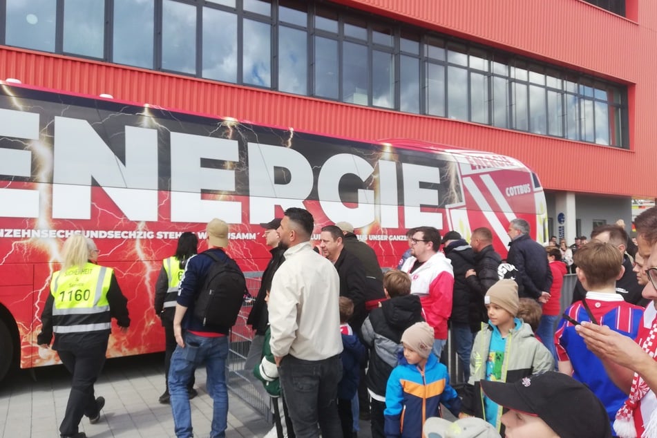 Viele Fans empfangen frenetisch ihr Team.