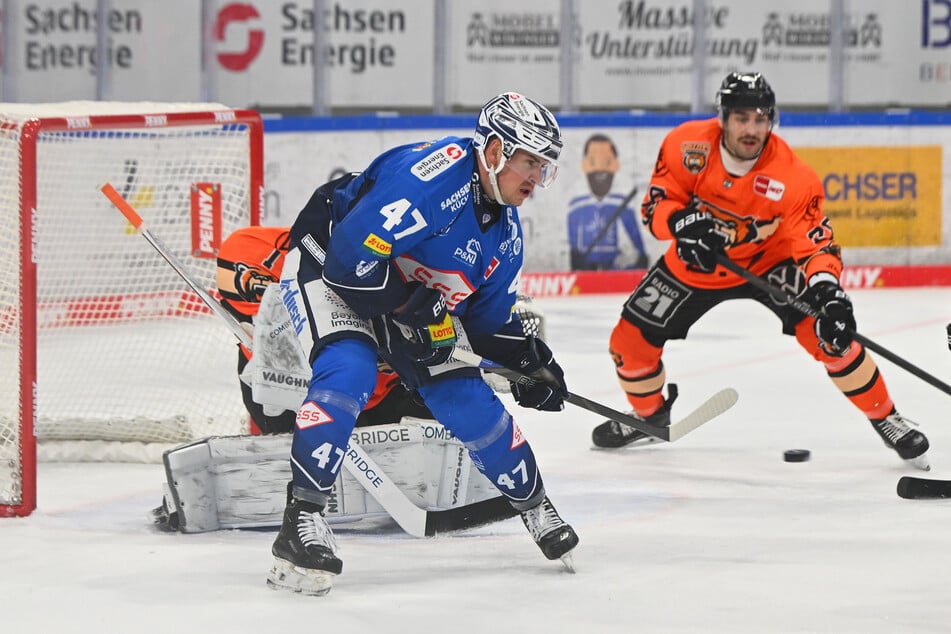 Zu wenig Eislöwen (in Blau) vor dem gegnerischen Tor: Da braucht's mehr!