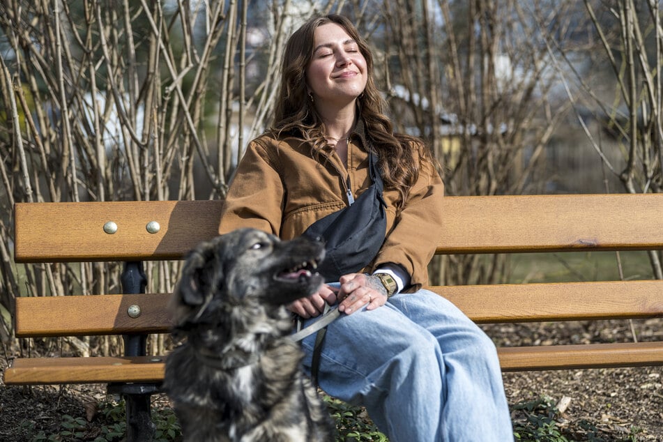 Bei allem Tatendrang muss auch Zeit zum Ausruhen bleiben: Cindy Walther (33) und Hündin Nina (2) genießen die Frühlingssonne.