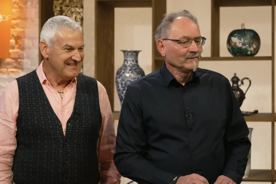 Die beiden Freunde Manfred (r.) und Franz haben ein Fundstück aus einer Haushaltsauflösung mit zu "Bares für Rares" gebracht.