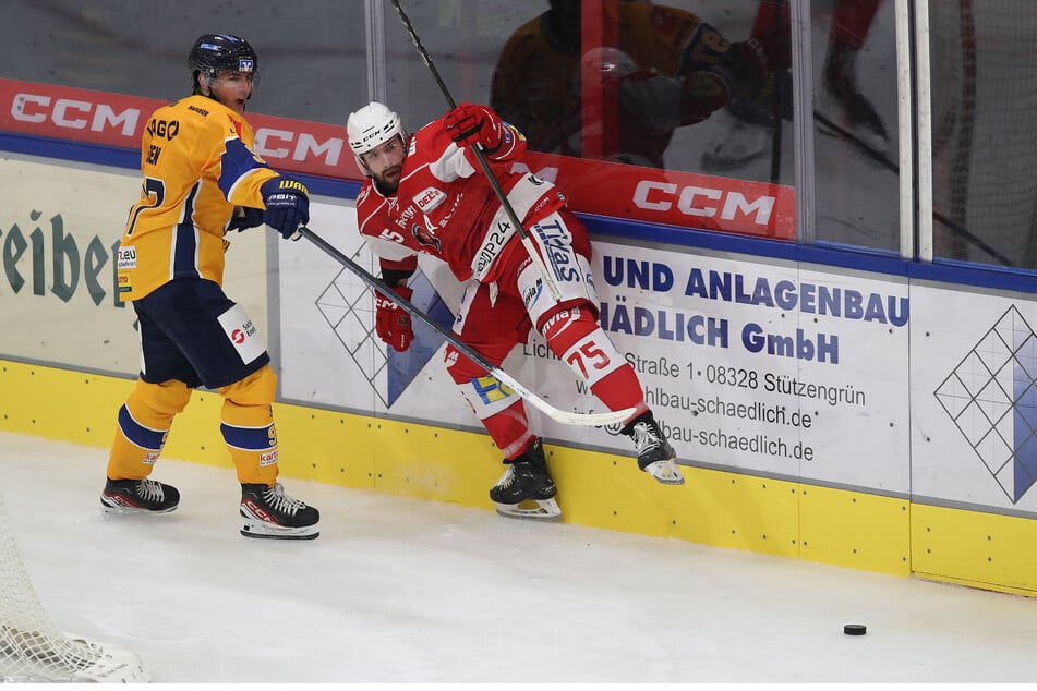 Denis Shevyrin (rechts) erhöhte für die Eispiraten zwischenzeitlich auf 2:0 und doch stand Crimmitschau am Ende mit leeren Händen da.