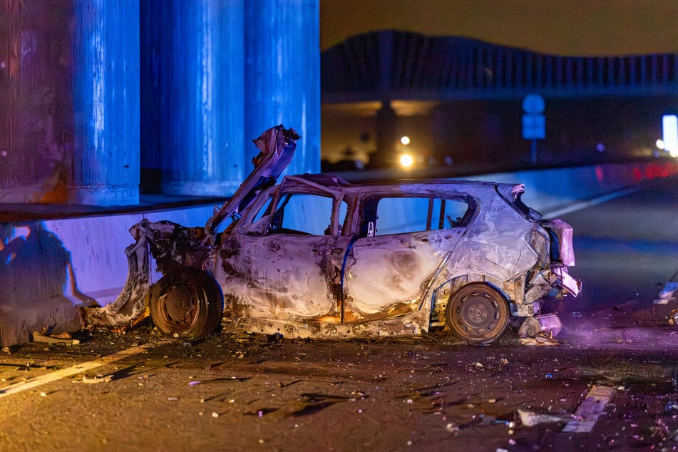 Das Auto des 37-jährigen Unfallfahrers brannte infolge des Zusammenstoßes mit dem Brückenpfeiler auf der A67 komplett aus.