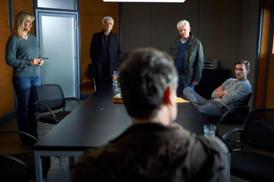Im Jubiläums-"Tatort müssen die Dortmunder Ermittler Peter Faber (Jörg Hartmann, vorn), Martina Bönisch (Anna Schudt, l) und Jan Pawlak (Rick Okon, r) mit ihren Münchner Kollegen Ivo Batic (Miroslav Nemec (2.v.r.) und Franz Leitmayr (Udo Wachtveitl) zusammenarbeiten.