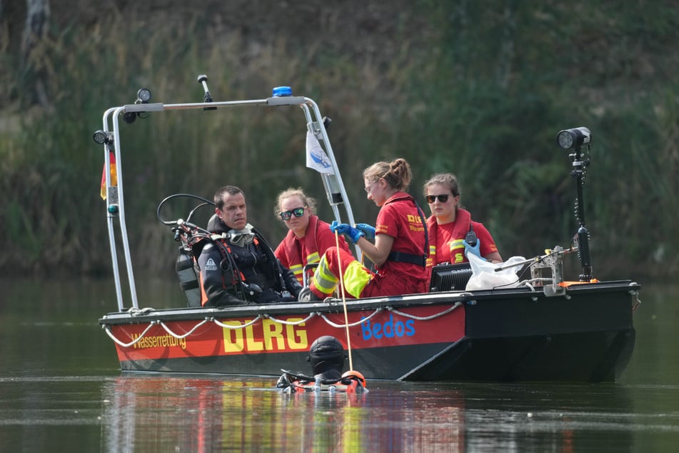 Rettungstaucher suchten rund drei Stunden im Wasser nach dem vermissten Mann.