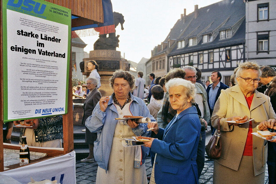 Szene von einem Marktplatz in Wurzen 1990.
