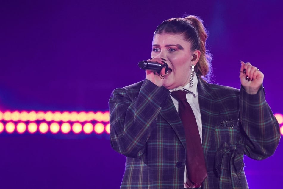 Die Sängerin Loi steht bei der ZDF-Show "Celebrate at the Gate" vor dem Brandenburger Tor auf der Bühne. Nun wird sie in Duisburg auftreten. (Archivfoto)