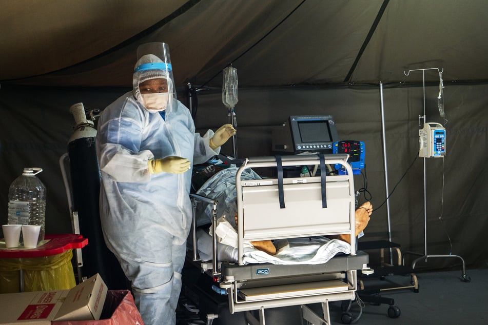 Ein Patient, der sich mit dem Coronavirus infiziert hat, wird in einem südafrikanischen Krankenhaus behandelt. Die Ausbreitung der neuen Variante hat internationale Besorgnis ausgelöst.