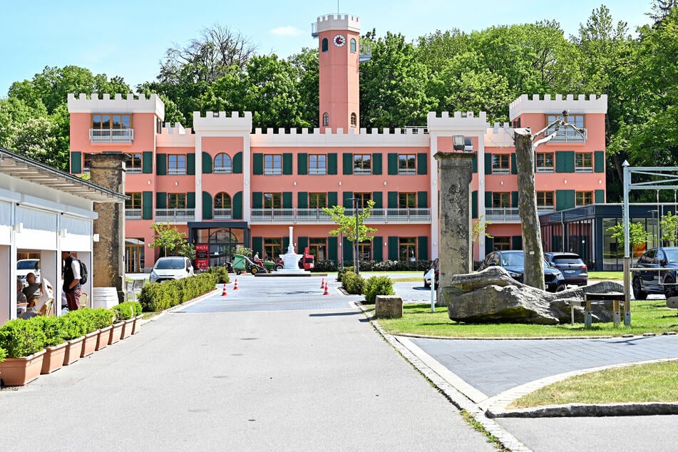 Links vorm künftigen Schlosshotel lädt das Restaurant "Due Fratelli" ein.